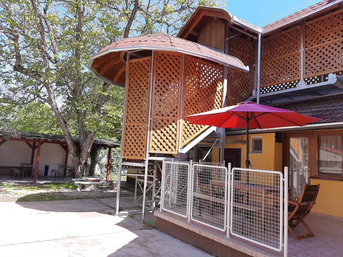Gyopar Gyoengye Apartmanhaz Orosháza Екстериор снимка