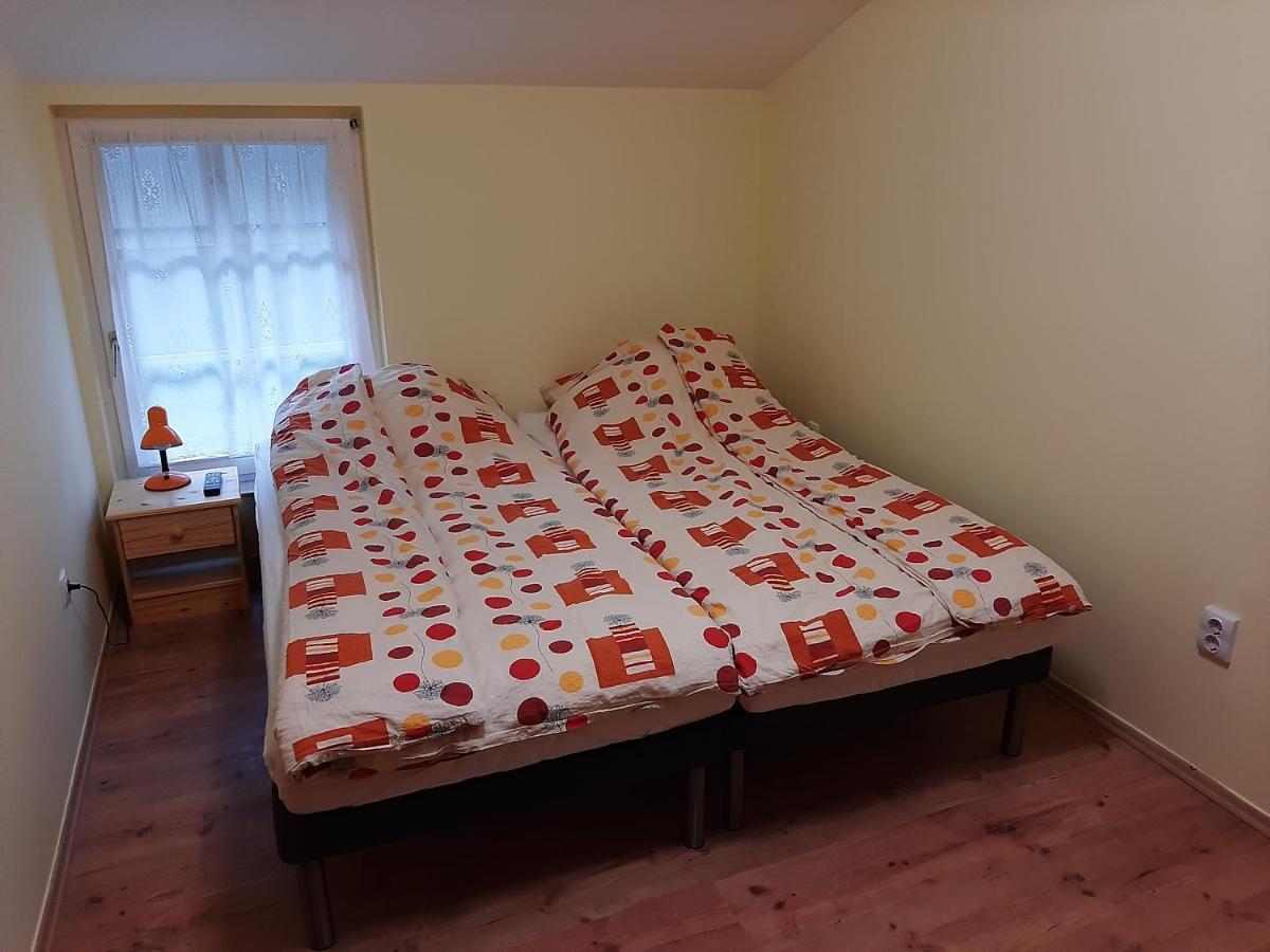 Gyopar Gyoengye Apartmanhaz Orosháza Екстериор снимка