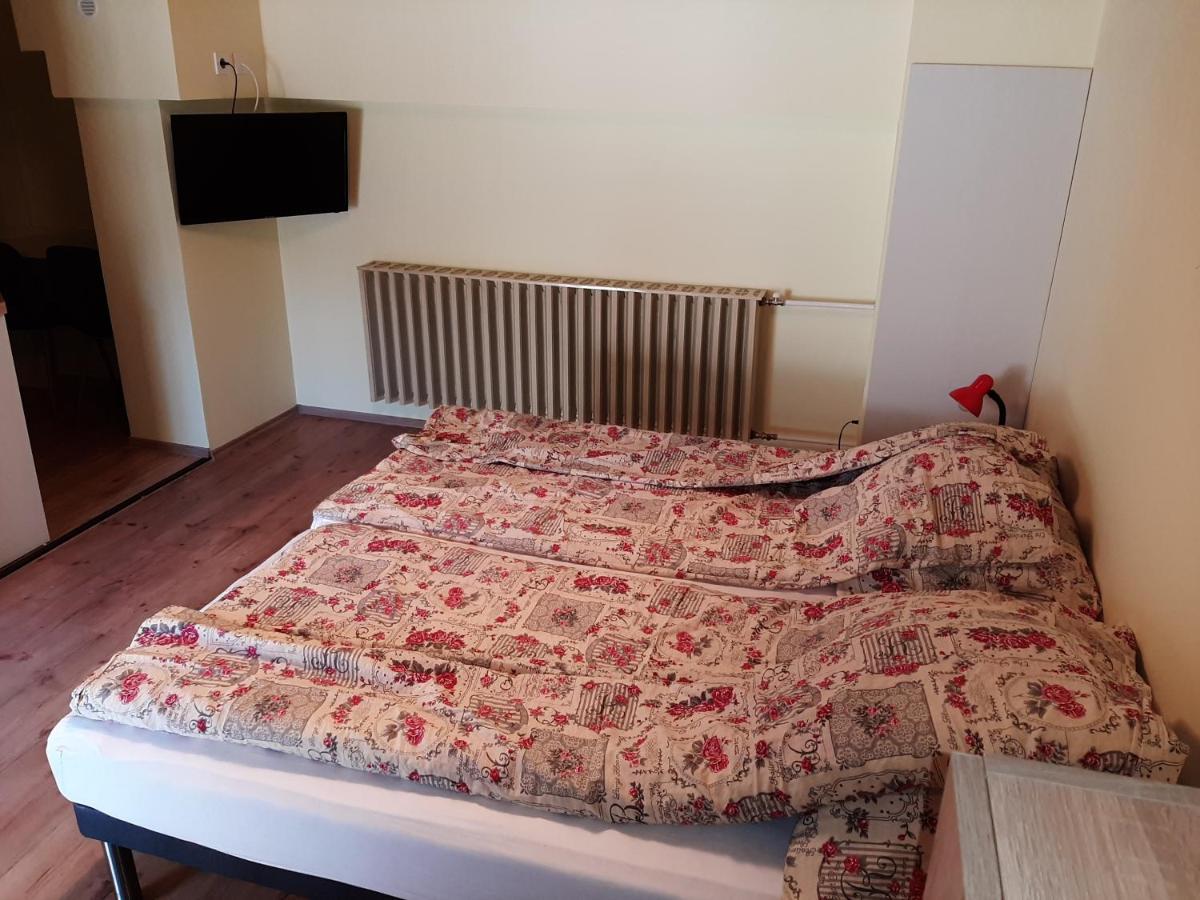 Gyopar Gyoengye Apartmanhaz Orosháza Екстериор снимка